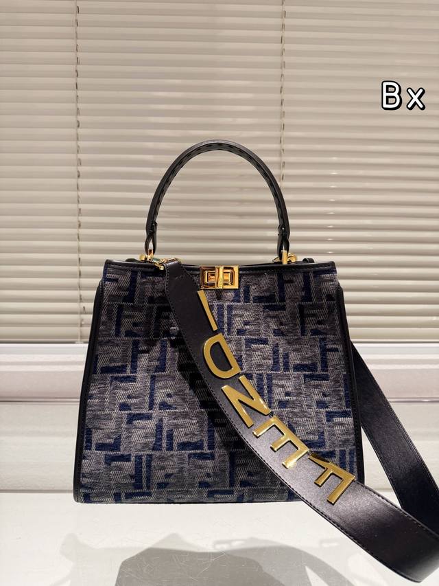 Fendi 小怪兽 芬迪 88 周年之年 Fendi手袋，质感光滑，明线剪裁修饰。两个隔层均以经典peekaboo转锁开合。硬隔板并设有一个拉链口袋。单手柄，镀