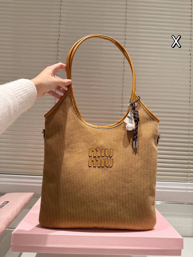 Size：35*32Cm Miumiu新款托特tote 今年的风刮的太猛了 老多爆款了！ 这款的版型也太好看了吧~