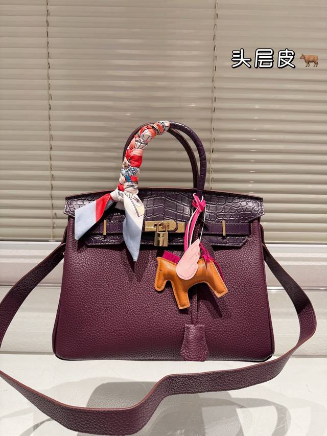 纯皮 尺寸30Cm 爱马仕 铂金 Birkin 时髦拿捏住啦 不显老气好好搭啊 而旦貌美气质加成好高的呀~ 爱死了这份从容优雅