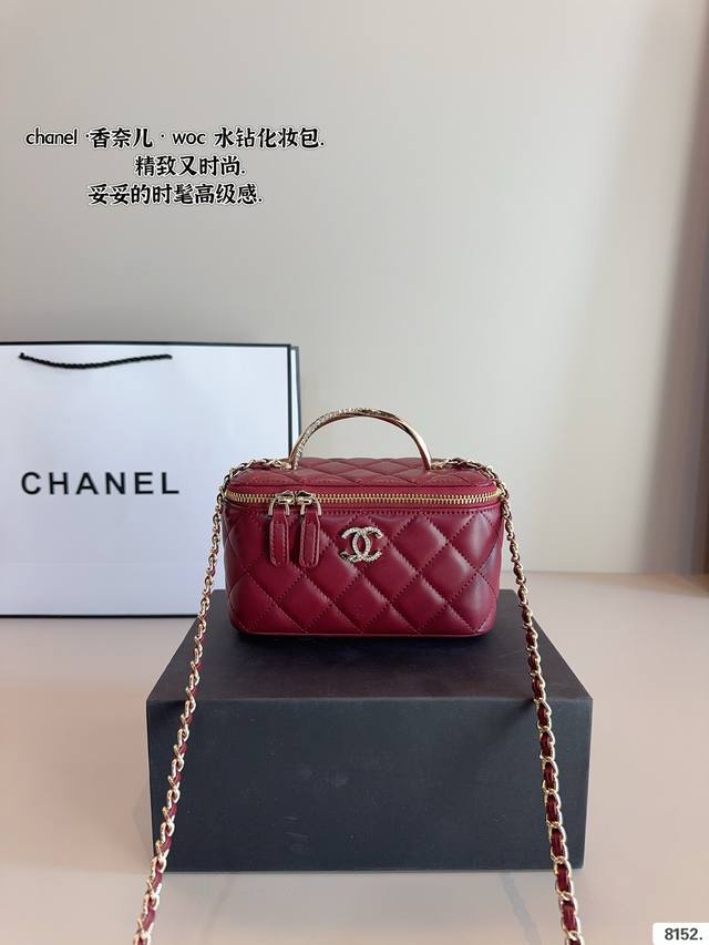 配礼盒. Chanel.香奈儿 盒子单肩包. 质感很高级 容量超级大也很耐用 日常出街背它回头率百分百 就是这种随性慵懒感尺寸：18*8*10Cm