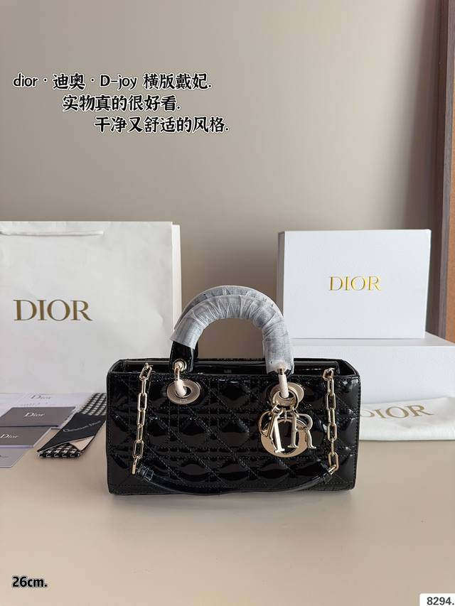 配全套礼盒 Dior 迪奥 新品 戴妃 横版 漆皮纹 夏日必备单品. 实在是太太帅气了 新品到货 尺寸横版 26*6*14 22*6*12 16*6*10Cm