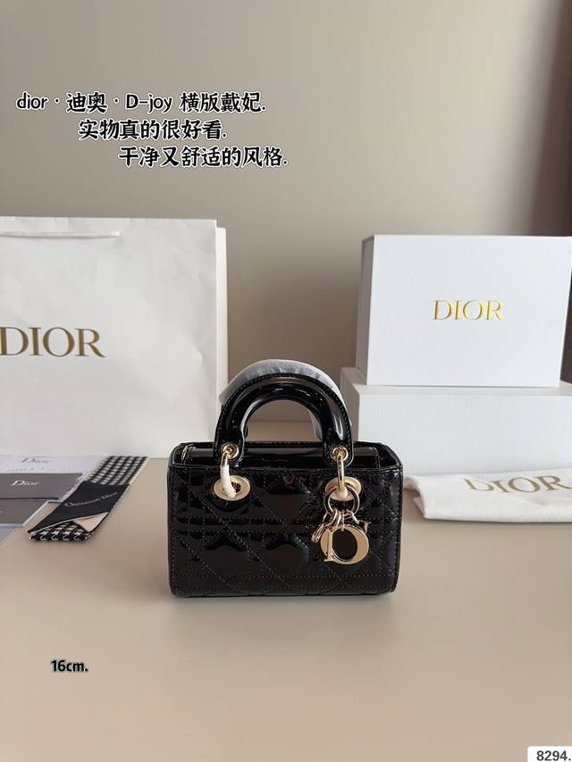 配全套礼盒 Dior 迪奥 新品 戴妃 横版 漆皮纹 夏日必备单品. 实在是太太帅气了 新品到货 尺寸横版 26*6*14 22*6*12 16*6*10Cm