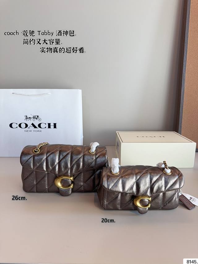 配礼盒 Coach.蔻驰酒神包新款-26 这次的颜色搭配简直了 神仙配色！颜值又高又百搭 手提斜挎多用 蔻驰酒神！可爱又能装！手提斜挎都好看！尺寸：26*6*1