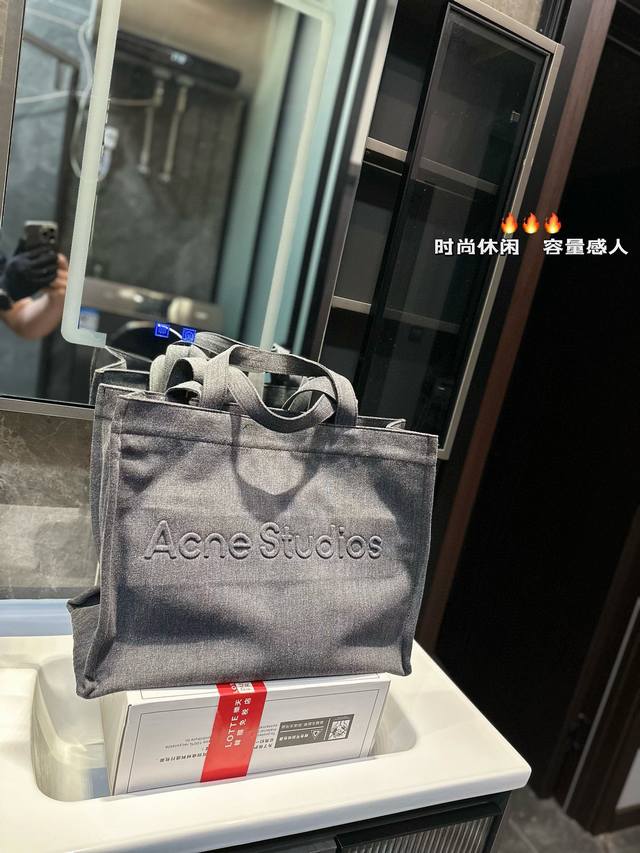 Acne Studios 牛仔购物袋登酷意即刻上 眼 ;大容量托特包，双面色彩渲染玩酷趣意，轻盈出行，自在切换盛夏型格。尺寸：46 36