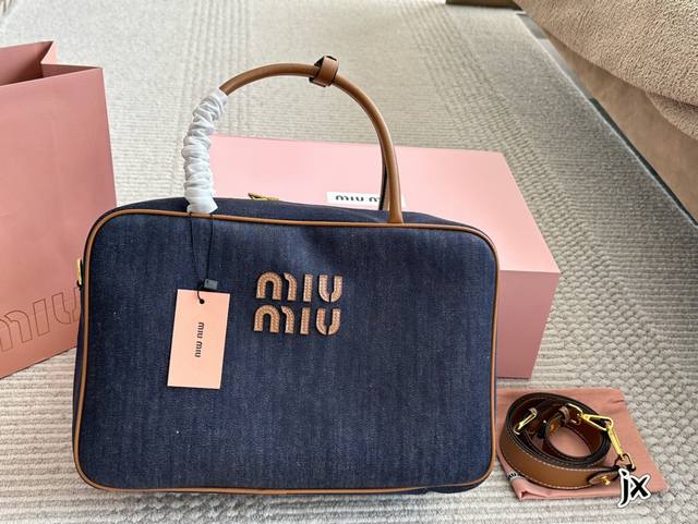 礼盒 Size：35*22Cm Miumiu保龄球 公文包 采用小牛皮 皮质光滑细腻柔软， 棉质缎面衬里。 背起来都很nice 哦 可手拎也可斜挎！ 出场就是m