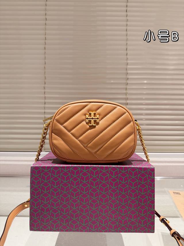 小号 牛皮 Tory Burch 托里伯奇相机包 大小适中.原单开模定制 内带产地标进口面料手感质感超级好更耐磨！亮泽五金不褪色 单肩斜挎包时尚百搭 配什么都好