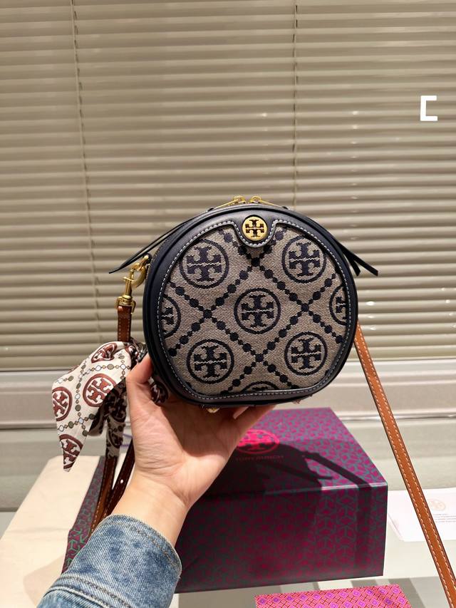 对版做法 升级版 Tory Burch 托里伯奇 圆饼包 原单开模定制 五金内衬镂空logo 内带产地标进口面料手感质感超级好更耐磨！亮泽五金不褪色 单肩斜挎包