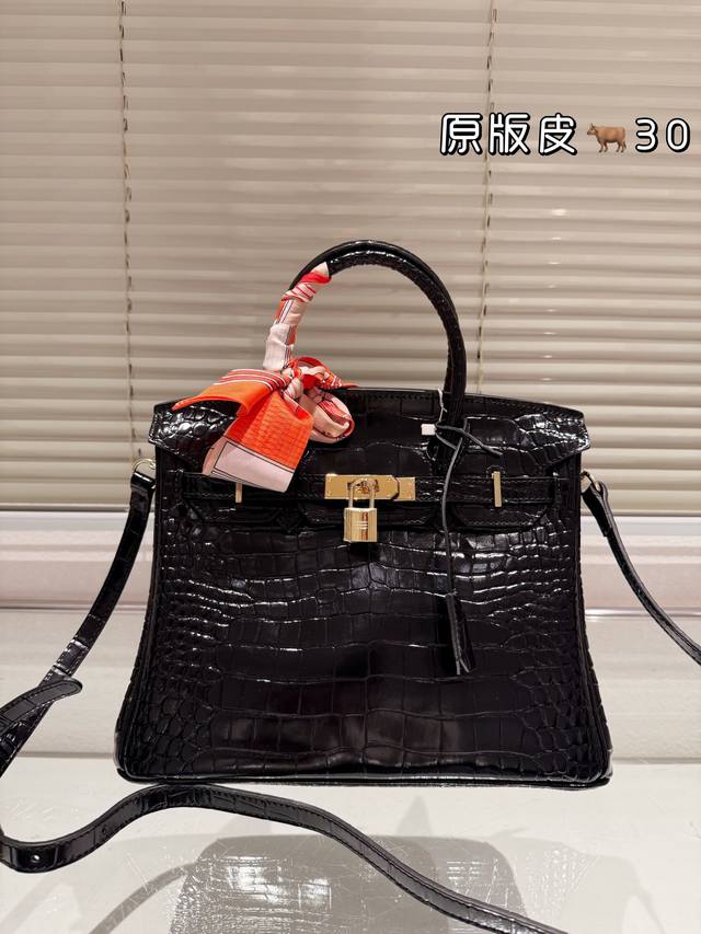 纯皮 尺寸30Cm 25Cm 爱马仕 铂金 Birkin 时髦拿捏住啦 不显老气好好搭啊 而旦貌美气质加成好高的呀~ 爱死了这份从容优雅