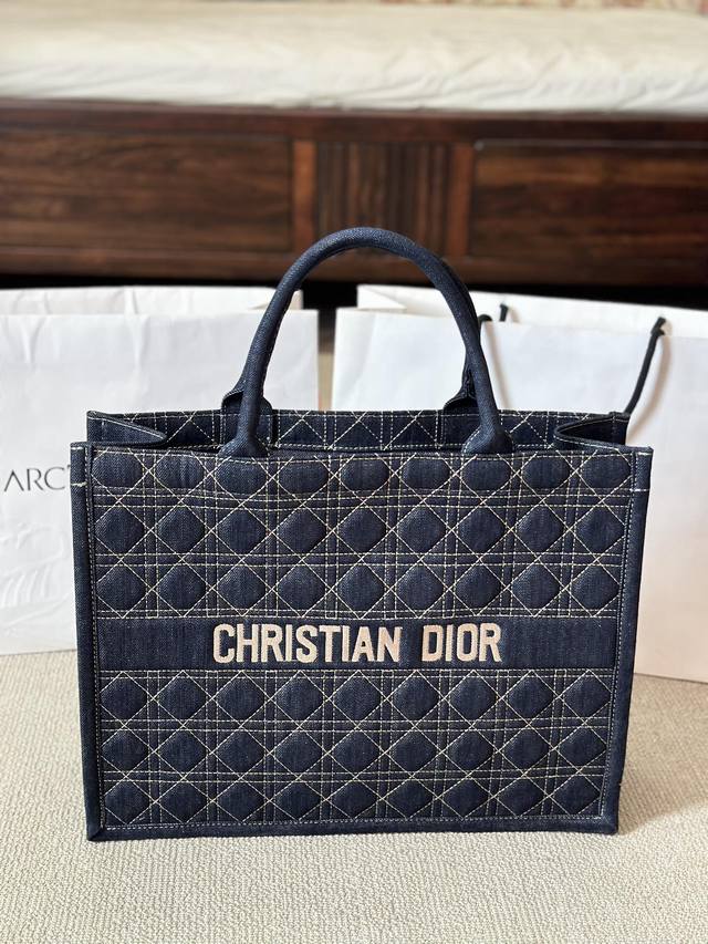 牛仔 Dior Book 牛仔购物袋 登酷意即刻上 眼 ;大容量托特包，双面色彩渲染玩酷 趣意，轻盈出行，自在切换盛夏型格。40 30Cm