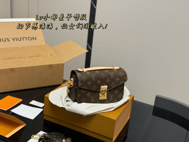 配折叠盒飞机盒 Size：21Cm Lv 复刻品质邮差包 升级原版五金 经典老花邮差 每一年这个季节都要推一下！ 因为它太经典！太好看！