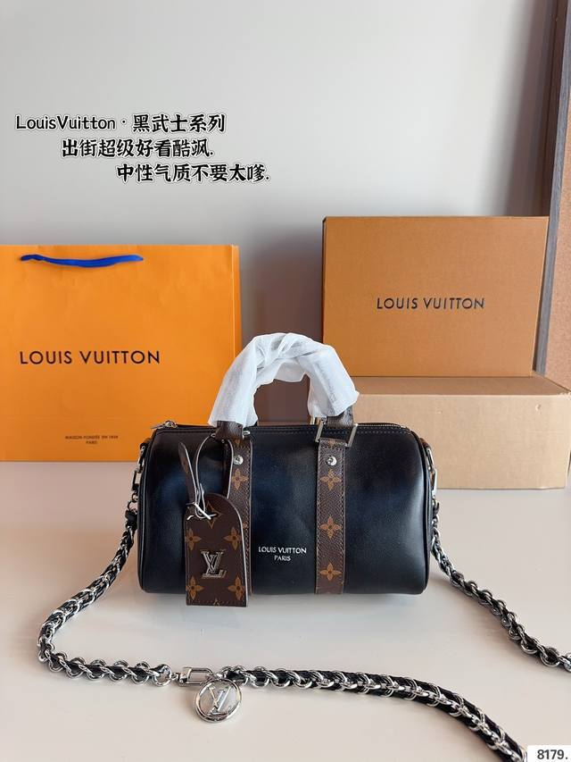 配礼盒. Lv 黑武士 Keepall 枕头包 黑色暗纹logo超级耐看 全皮质感气质拉满 大气，休闲百搭，也是我入手主要原因，搭配小羊皮软嫩软嫩的材质，总之是