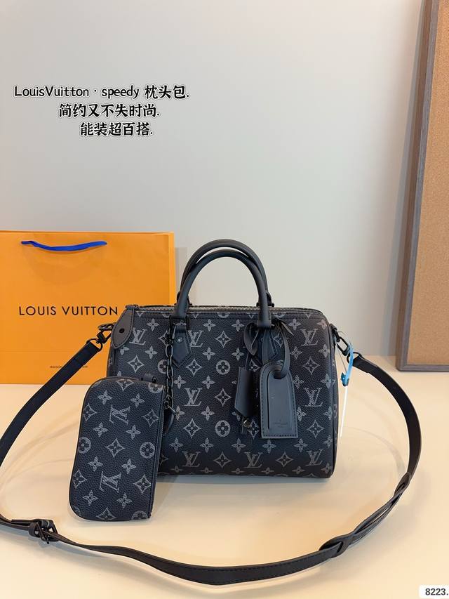 Lv Speedy 枕头包 黑色暗纹logo超级耐看 全皮质感气质拉满 大气，休闲百搭，也是我入手主要原因，搭配小羊皮软嫩软嫩的材质，总之是可以驾驭通勤、休闲各