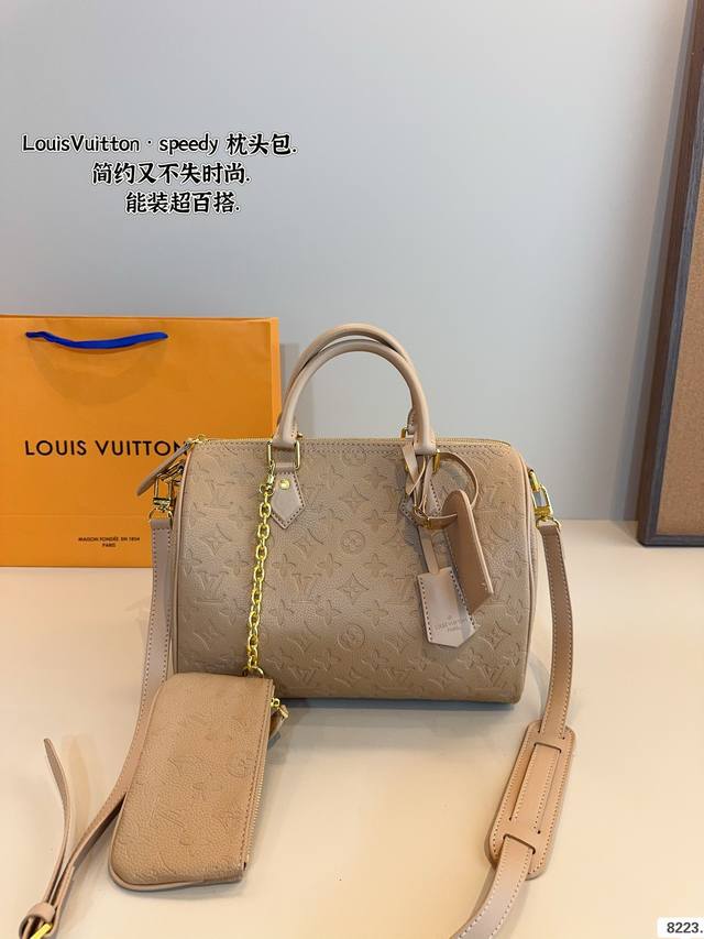 Lv Speedy 枕头包 黑色暗纹logo超级耐看 全皮质感气质拉满 大气，休闲百搭，也是我入手主要原因，搭配小羊皮软嫩软嫩的材质，总之是可以驾驭通勤、休闲各