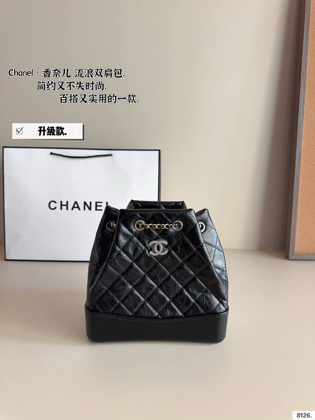 配礼盒 香奈儿chanel Gabrielle流浪双肩包经典一直很喜欢流浪包 Chanel Gabrielle双肩包是我背的很久的双肩流浪包。 这款双肩包没那么