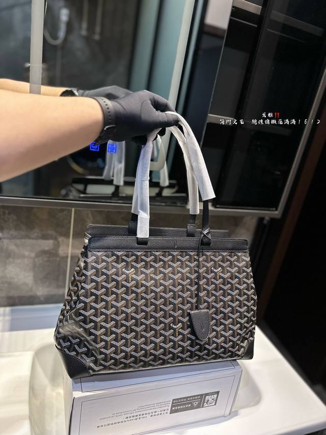 打工人的完美通勤包就是它！Goyard Bellechasse简直不要太好用！！容量大 自重超级无敌轻 包型挺拔不容易塌完美装下14寸的电脑 耐造同时也很低调简