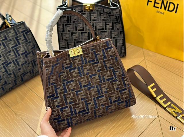 Size：29*25Cm F家 Fendi Peekabo 经典的造型！ 手提斜挎！