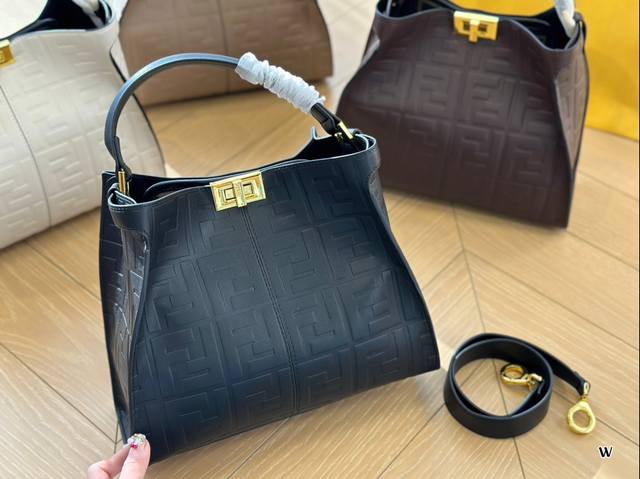 Size：30*24Cm F家 Fendi Peekabo 经典的造型！ 手提斜挎！