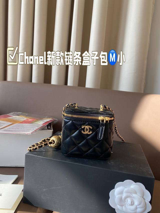 小号 Chanel新款金球盒子包 香奈儿爆火的小金球系列已经火了好几年~火爆程度导致傲娇的香奶奶都在不断的返场~ 今年新款的金球长方形化妆盒增加了小镜子和很实用