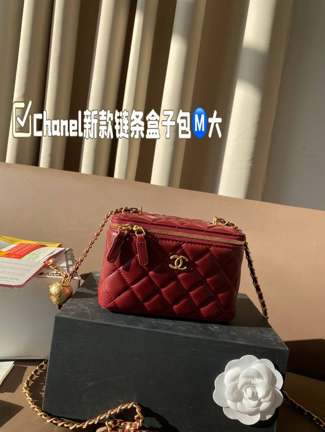 大号 Chanel新款链条盒子包 香奈儿爆火的小金球系列已经火了好几年~火爆程度导致傲娇的香奶奶都在不断的返场~ 今年新款的金球长方形化妆盒增加了小镜子和很实用