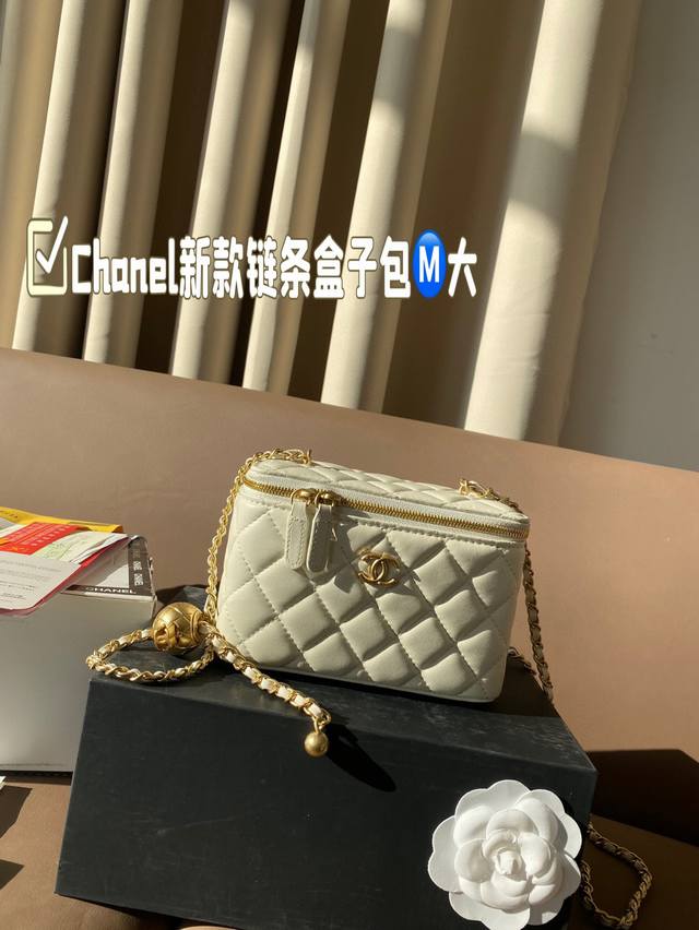 大号 Chanel新款链条盒子包 香奈儿爆火的小金球系列已经火了好几年~火爆程度导致傲娇的香奶奶都在不断的返场~ 今年新款的金球长方形化妆盒增加了小镜子和很实用