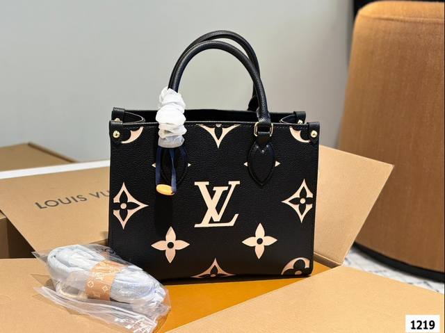 折叠礼盒 原单品质 Lv A B面喷绘 Onthego妈咪袋 性价比之王这是一款超赞的包型，灵感来自于恶搞lv的街头品牌，曾经的曾经，Louis Vll Lit