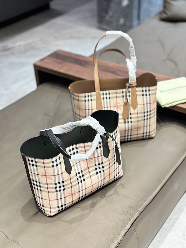 Burberry巴宝莉经典款双面托特包 Burberry巴宝莉双面tote托特包，最喜欢的托特包~ 经典格纹和黑色两面都可以使用，上 身给人简约利落的感觉 一年