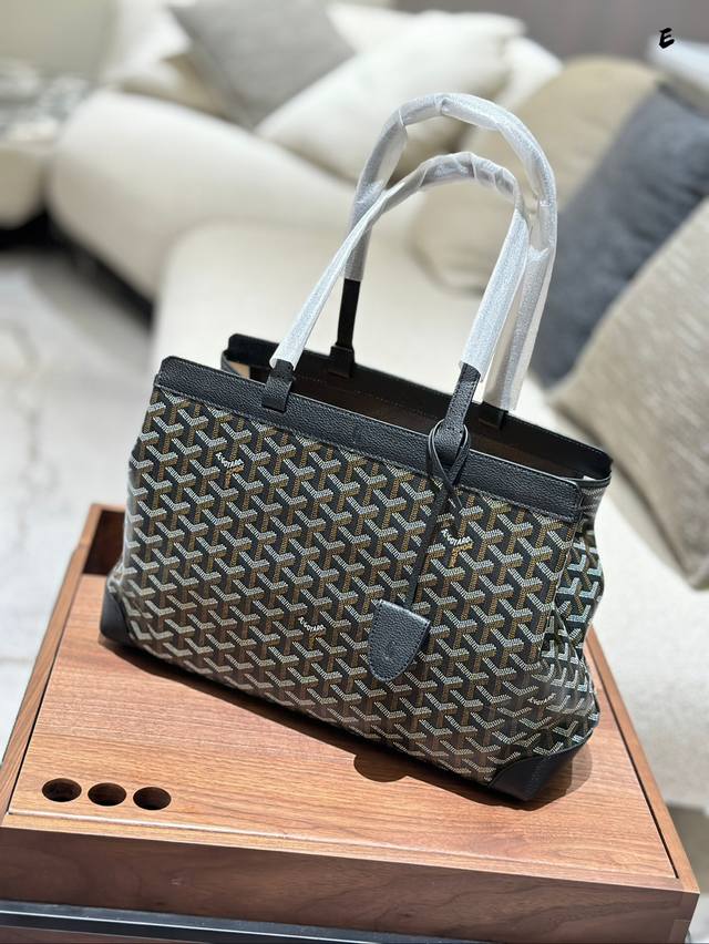 戈雅购物袋 Goyard Bellechasse Biaud通勤包白领金领必备款哦 通勤包，有型又轻便 内部底部附有底板，有支撑力, 并且是唯一-- 款自带包夹