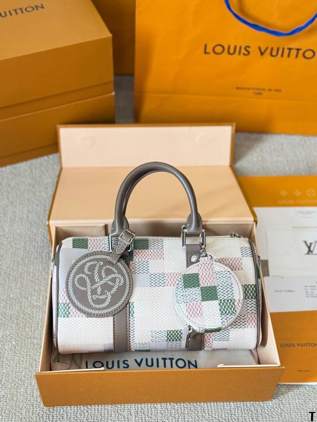 Lv Nano Speedy 25 枕头包 Lv 新款系列 枕头包 手袋,全网首发 Lv Speedy Nano 枕头包这款retiro 手袋以标志性 经典永恒