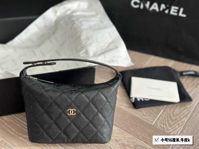 Chanel25Chobo经典链条晚宴包饭盒包 Chanel 25C Hobo经典链条晚宴包 饭盒包，饭盒造型系列的包包一直非常抢手材质牛皮抗造链条肩带可拆 尺