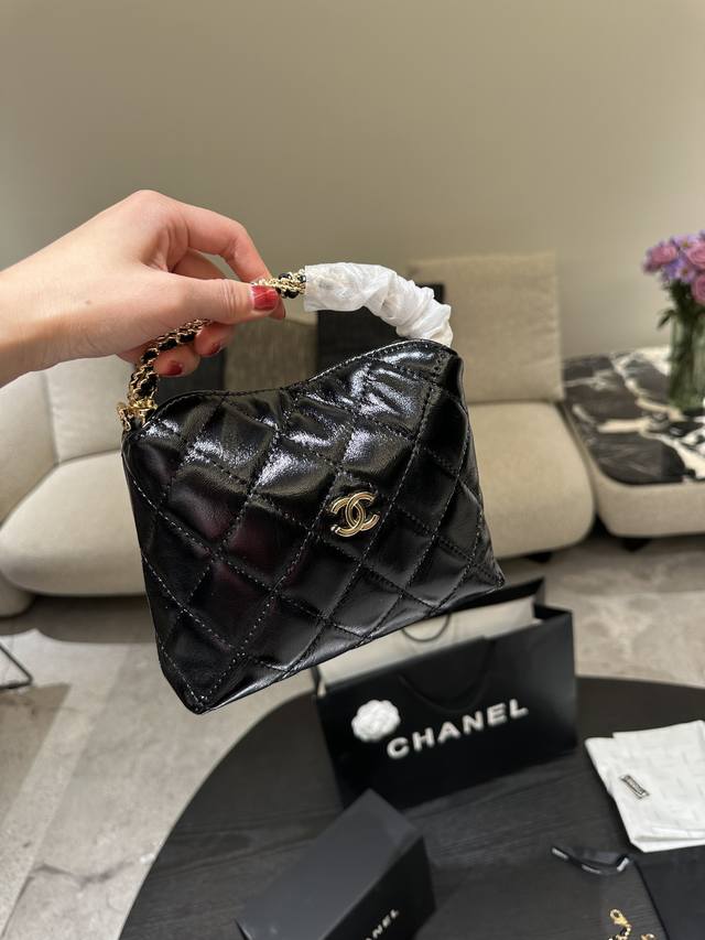 原版羊皮 Chanel24B新型粗链手柄饭盒包 Chanel 24B饭盒包油蜡小羊皮分的材质，抛光后更软糯又厚实 尺寸: 14*18.5*7Cm 折叠盒包装