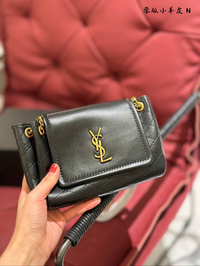 顶级小羊皮 一发售就火爆全网的ysl洛丽塔 Ysl Nolita 黑金 专柜价: 10900尺寸: 18X13X6 1外观: 翻盖信封样式，开合处连接古铜金色y