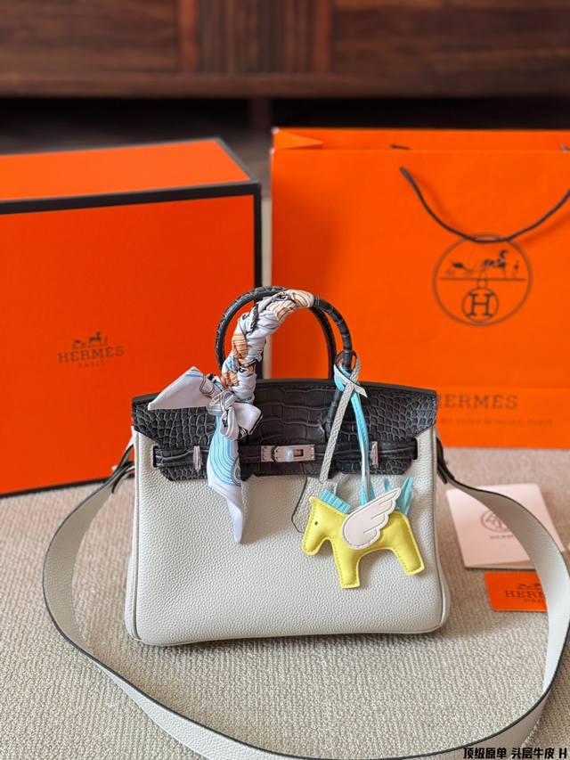 顶级原单 头层牛皮 Hermès 爱马仕 铂金包 高端质量 专柜最新款进口荔枝纹 明星同款 原版质量 ，Hermès每个女孩的必备品 尺寸：25Cm