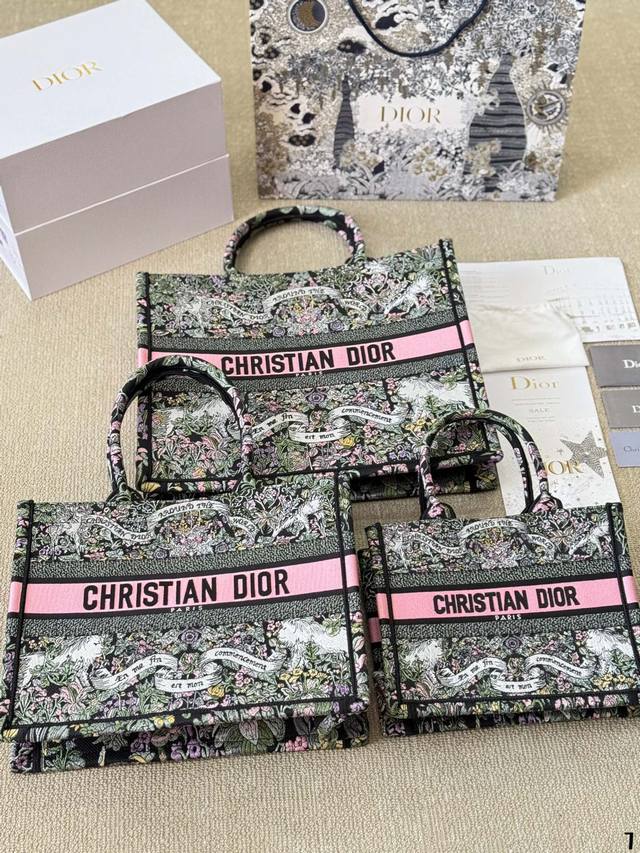 原版布 Dior Book Tote今年最喜欢的一款购物袋 Tote我用的次数最多的包，因为容量超级大，不管什么东西都向里面放，当然凹造型也是必须有的，这款di