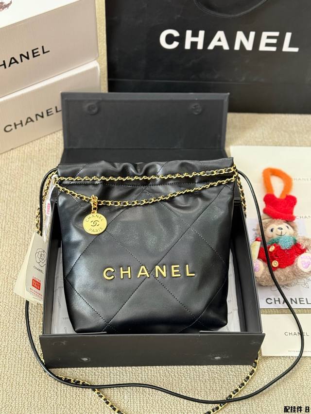 配挂件 Chanel 24S Mini 22Bag 本季24S大爆款最時髦好看，可肩背，斜背，側背，手提，非常難買黑色金字款，耐看也最保值 这包太好看了 黑色款