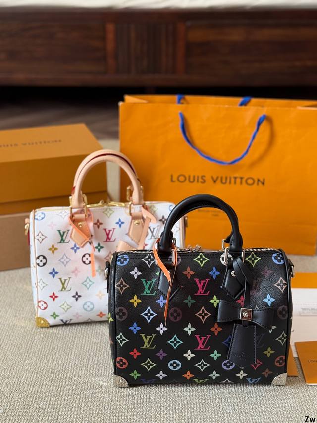 男帅女飒！！Lv Keepall25 真的泰裤辣 路易威登 Keepall 25 黑色老花有辨识度又低调 City的行李牌整个包包有不单调 尼龙宽肩带 上身也不