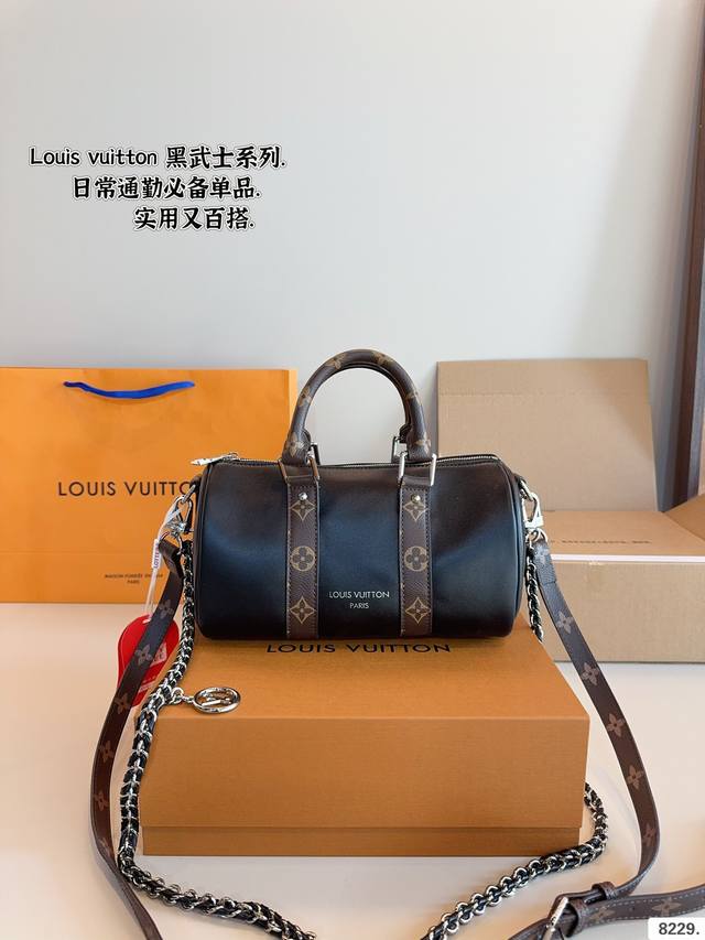 配礼盒. Lv 黑武士 Keepall 枕头包 黑色暗纹logo超级耐看 全皮质感气质拉满 大气，休闲百搭，也是我入手主要原因，搭配小羊皮软嫩软嫩的材质，总之是