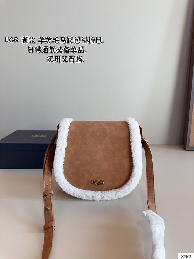 配礼盒. Ugg 马蹄包 最近油叭叭这个马鞍包吸引到我了！所以就盘了一个小巧又阔爱！看着不大 其实蛮能装的~ 对了它还阔以手提哦！把背带的一个头拉进包包内打个结