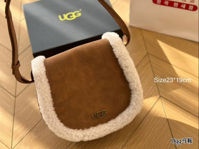 配盒 尺寸23*19 Ugg 马鞍包 冬天来了，确定不来一个吗 真羊毛！栗色，非常适合冬天，圆饼的设计别出心裁，可爱不失优雅，秋冬衣服随便搭 配都是很好看的！容