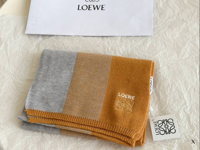 包装10 Loewe围巾 嗨！寒冷的冬天来了，是时候为你的穿搭加上一抹亮色！这款围巾简直太魔法了，不仅能保暖还能让你立即成为时尚焦点！搭配外套、毛衣或裙子都超好