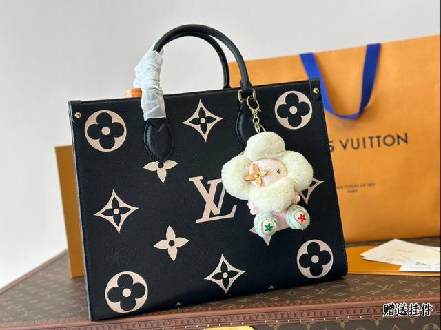 Lv本款onthego中号手袋释放monogram Empreinte压纹皮革的娴雅意味，可为当季造型注入盎然春意。充裕容量满足都市出行或商务所需，顶部手柄和长