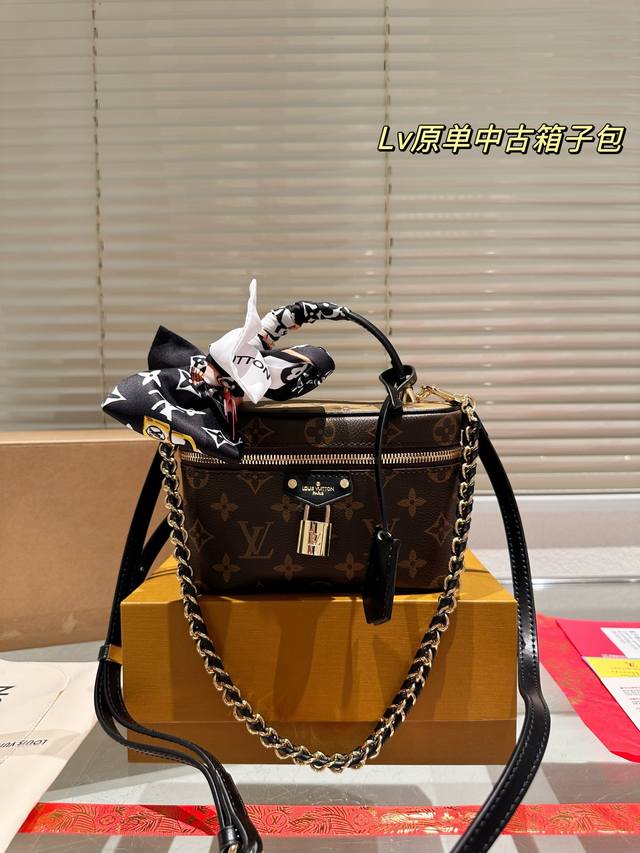 专柜对版 Lv 2024 Vanity Chain Pouch 手袋 包包 Vanity Chain Pouch 手袋以经典化妆箱为灵感，同样采用 Monogr