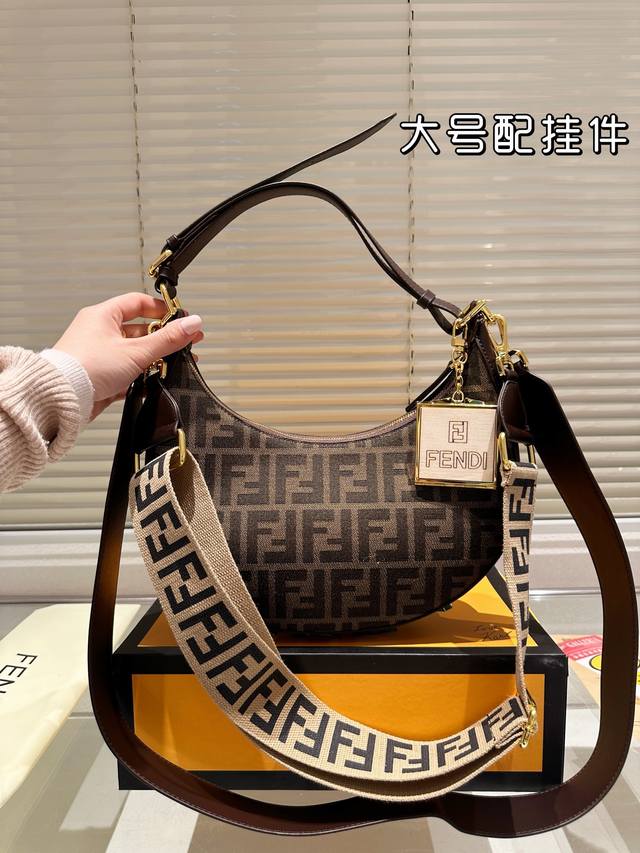 配挂件 Size：28.15Cm Fendi 每个角度都敲好看的 新款腋下包 包底的设计简直太爱啦！ 360度无死角！！ 怎么背都美貌时髦