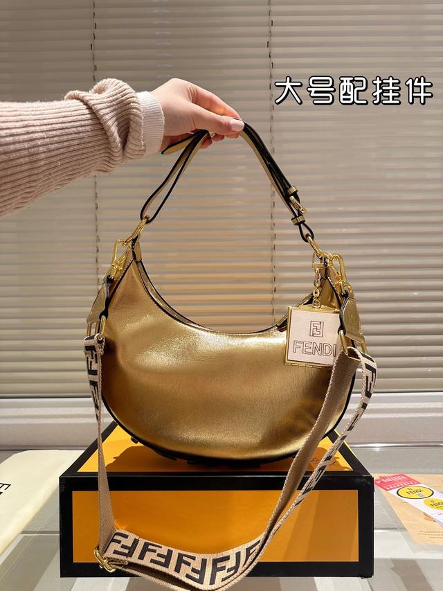 配挂件 Size：28.15Cm Fendi 每个角度都敲好看的 新款腋下包 包底的设计简直太爱啦！ 360度无死角！！ 怎么背都美貌时髦