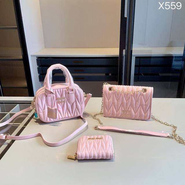 组合上新 全新系列组合x559 Miumiu手提+Miumiu斜挎+Miumiu钱包 尺寸 手提包：20*15*6 斜挎包：20*14*4 钱包：11*10 产