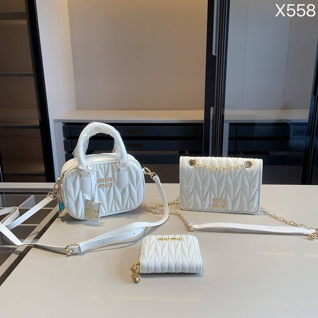 组合上新 全新系列组合x558 Miumiu手提+Miumiu斜挎+Miumiu钱包 尺寸 手提包：20*15*6 斜挎包：20*14*4 钱包：11*10 产