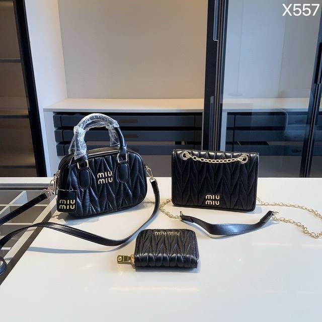 组合上新 全新系列组合x557 Miumiu手提+Miumiu斜挎+Miumiu钱包 尺寸 手提包：20*15*6 斜挎包：20*14*4 钱包：11*10 产