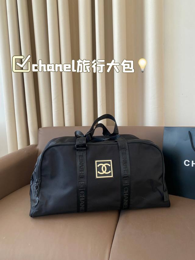 帆布 最吸睛chanel旅行大包国谁背谁时髦 24款的maxi尼龙保龄球包，很运动又有点小 贵气的感觉。T+ 这个系列的mini饺子包和大号托特包人气超级高，相