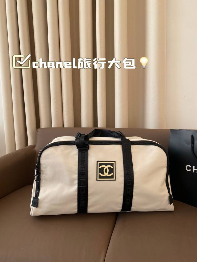 帆布 最吸睛chanel旅行大包国谁背谁时髦 24款的maxi尼龙保龄球包，很运动又有点小 贵气的感觉。T+ 这个系列的mini饺子包和大号托特包人气超级高，相