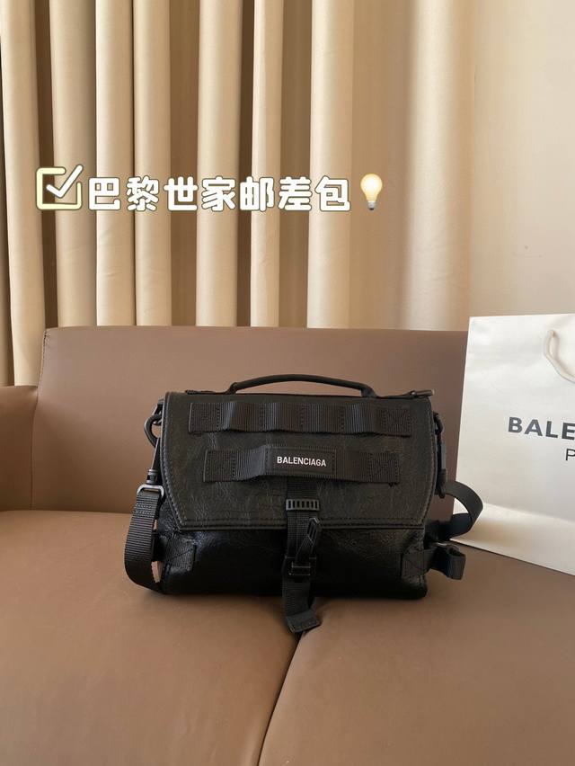 巴黎世家邮差包 还有这么机能风的balenciaga邮差 实物巨巨巨好看 走在潮流第一线的俊男靓女们必须要拥有这只巴黎世家 尺寸：24 20