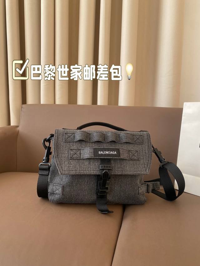 巴黎世家邮差牛仔 还有这么机能风的balenciaga邮差 实物巨巨巨好看 走在潮流第一线的俊男靓女们必须要拥有这只巴黎世家 尺寸：24 20